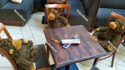 Three monkeys - Instead of guests, plush figures sit at tables i Three monkeys - Instead of guests, plush figures sit at tables i