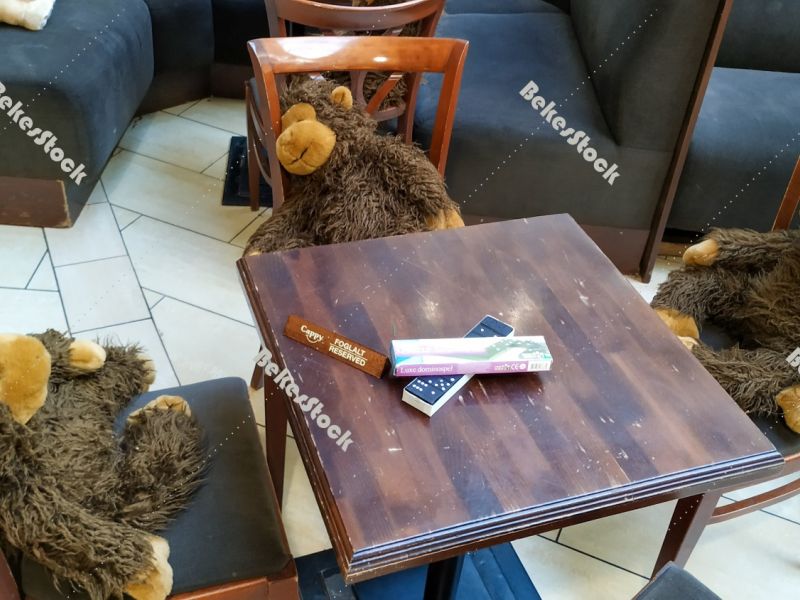 Three monkeys - Instead of guests, plush figures sit at tables i Three monkeys - Instead of guests, plush figures sit at tables i