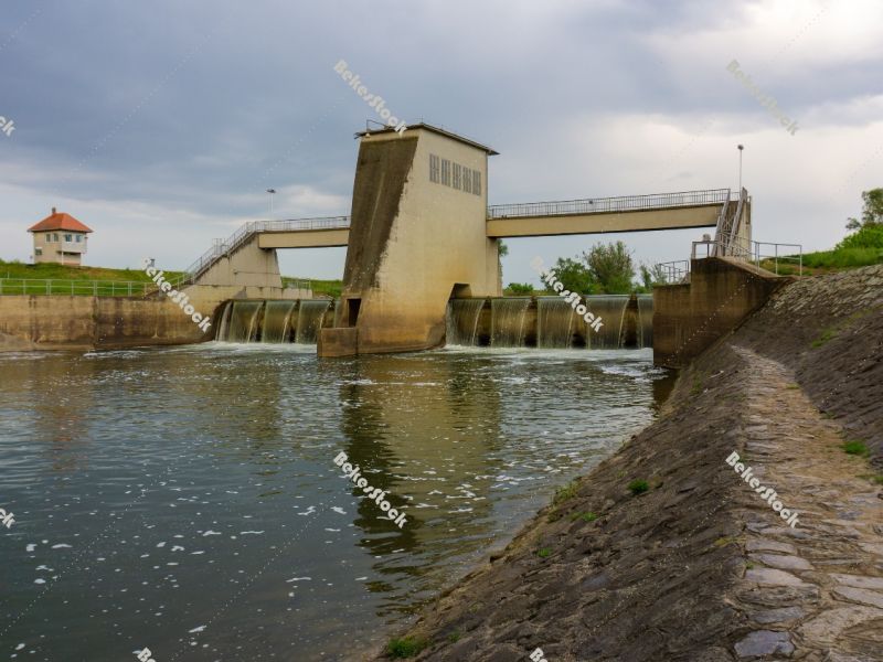 Dam on the Kettos-Koros River near Bekes - duzzaszto gat Dam on the Kettos-Koros River near Bekes - duzzaszto gat