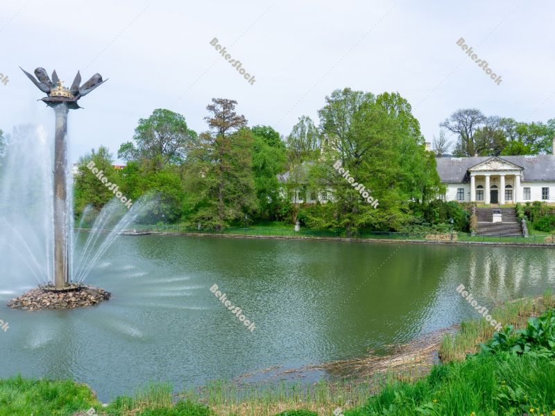 Millenium Memorial (`Milleniumi Emlékmű`) and Bolza Castle (`B Millenium Memorial (`Milleniumi Emlékmű`) and Bolza Castle (`B