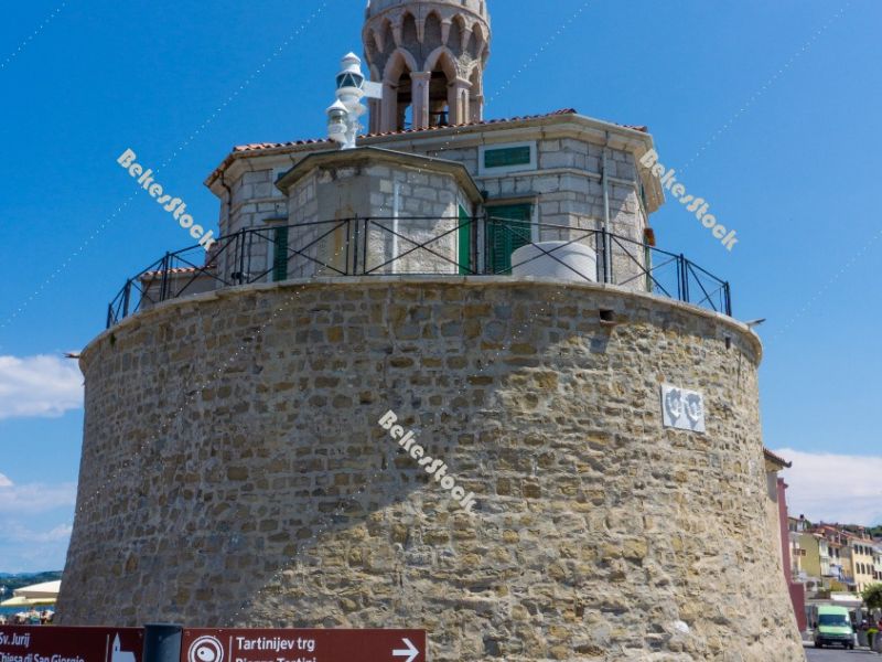 Piranski svetilnik, LIGHTHOUSE. In the foreground are signposts. Piranski svetilnik, LIGHTHOUSE. In the foreground are signposts.