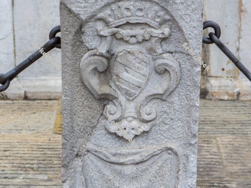 Coat of arms on the column next to the Da Ponte fountain (`Da Po Coat of arms on the column next to the Da Ponte fountain (`Da Po