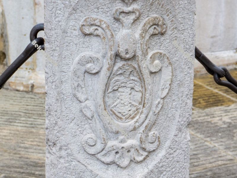 Coat of arms on the column next to the Da Ponte fountain (`Da Po Coat of arms on the column next to the Da Ponte fountain (`Da Po