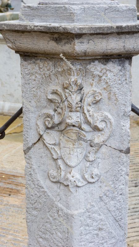 Coat of arms on the column next to the Da Ponte fountain (`Da Po Coat of arms on the column next to the Da Ponte fountain (`Da Po