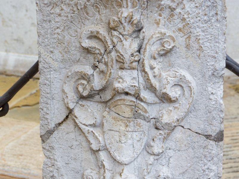 Coat of arms on the column next to the Da Ponte fountain (`Da Po Coat of arms on the column next to the Da Ponte fountain (`Da Po