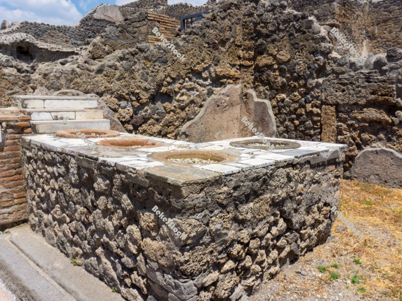 Ancient tavern (Thermopolium) in Pompeii. Pompei, Campania, Ital Ancient tavern (Thermopolium) in Pompeii. Pompei, Campania, Ital